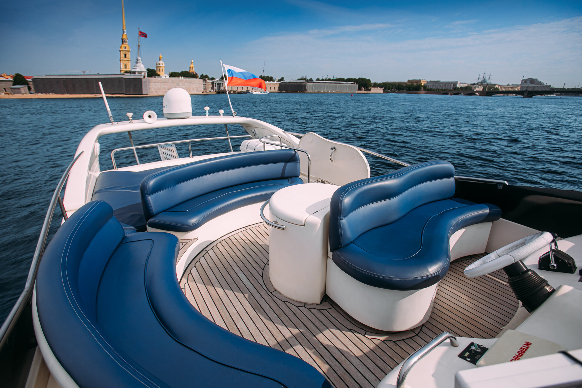 Аренда яхты Azimut 46 (итальянский стиль) в СПб