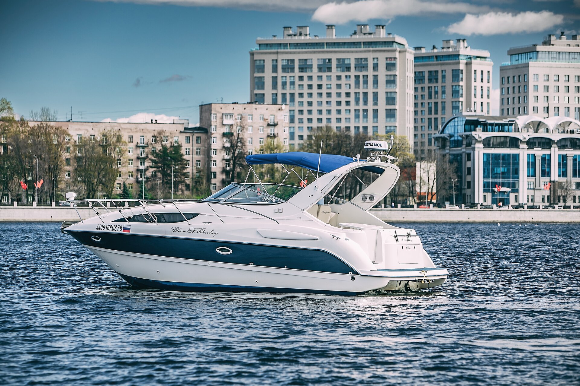 Катер Елена (Bayliner 305) — экстерьер у набережной Санкт-Петербурга
