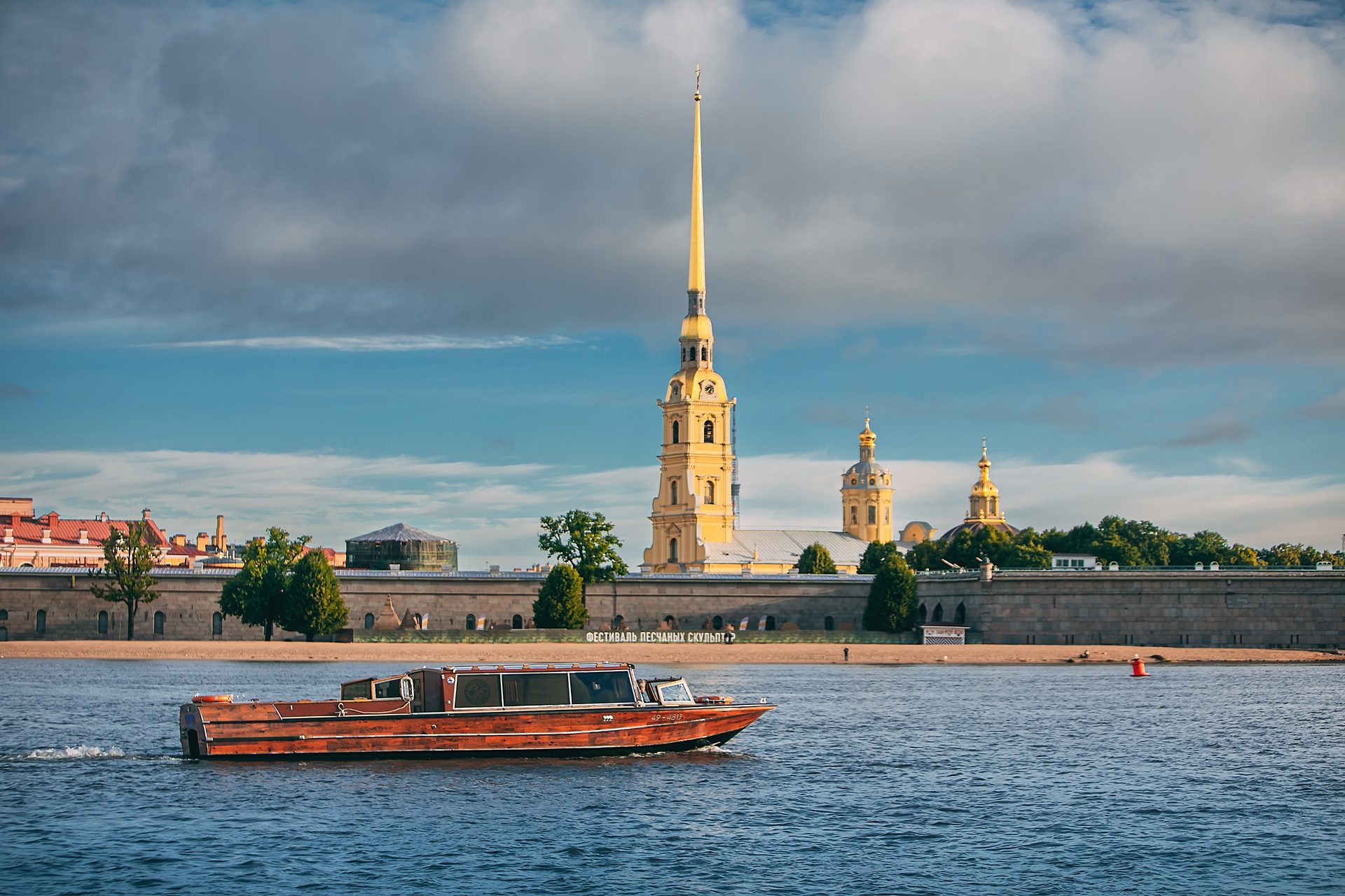Катер Византия — венецианский лимузин в Санкт-Петербурге