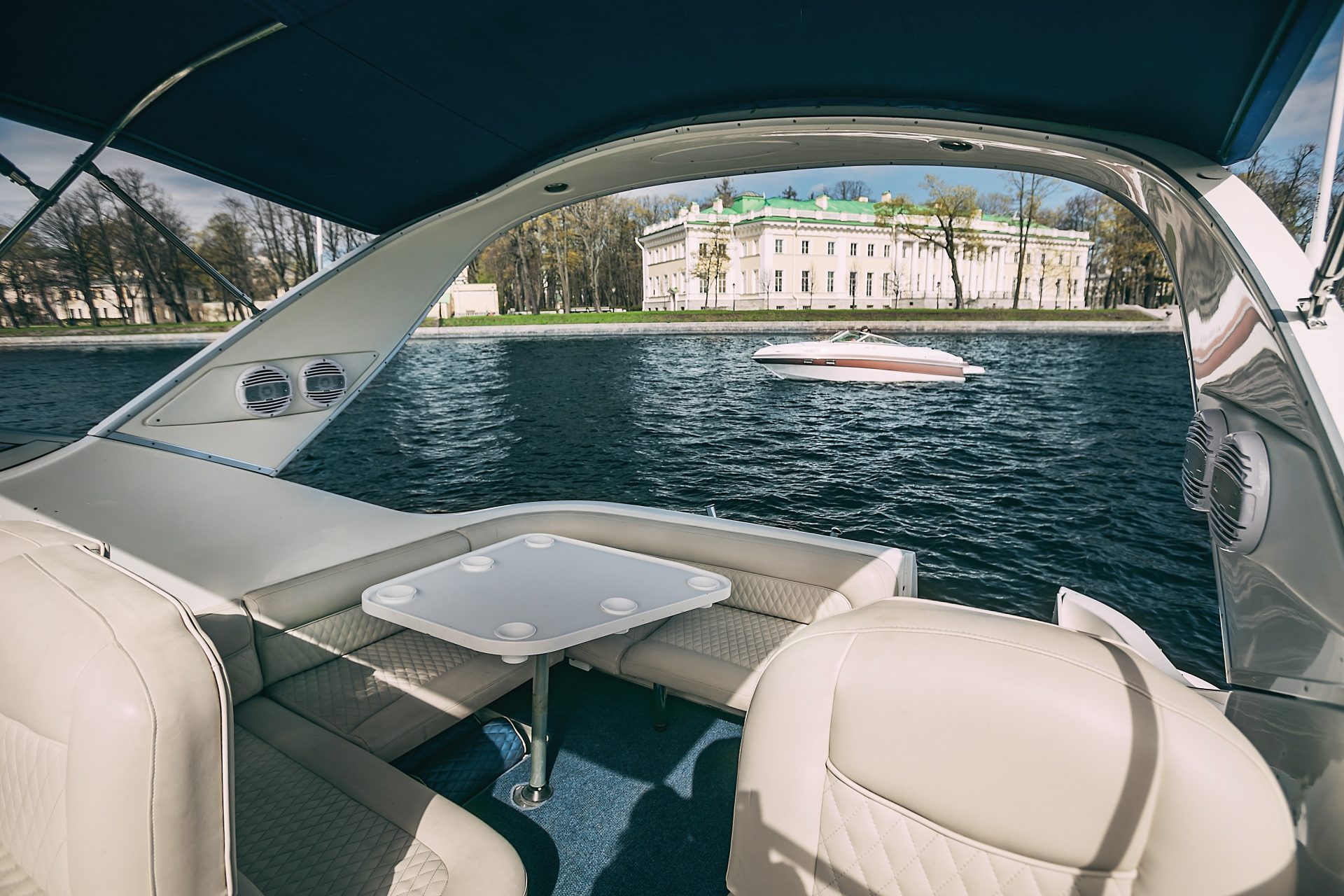 Катер Елена (Bayliner 305) — экстерьер у набережной Санкт-Петербурга