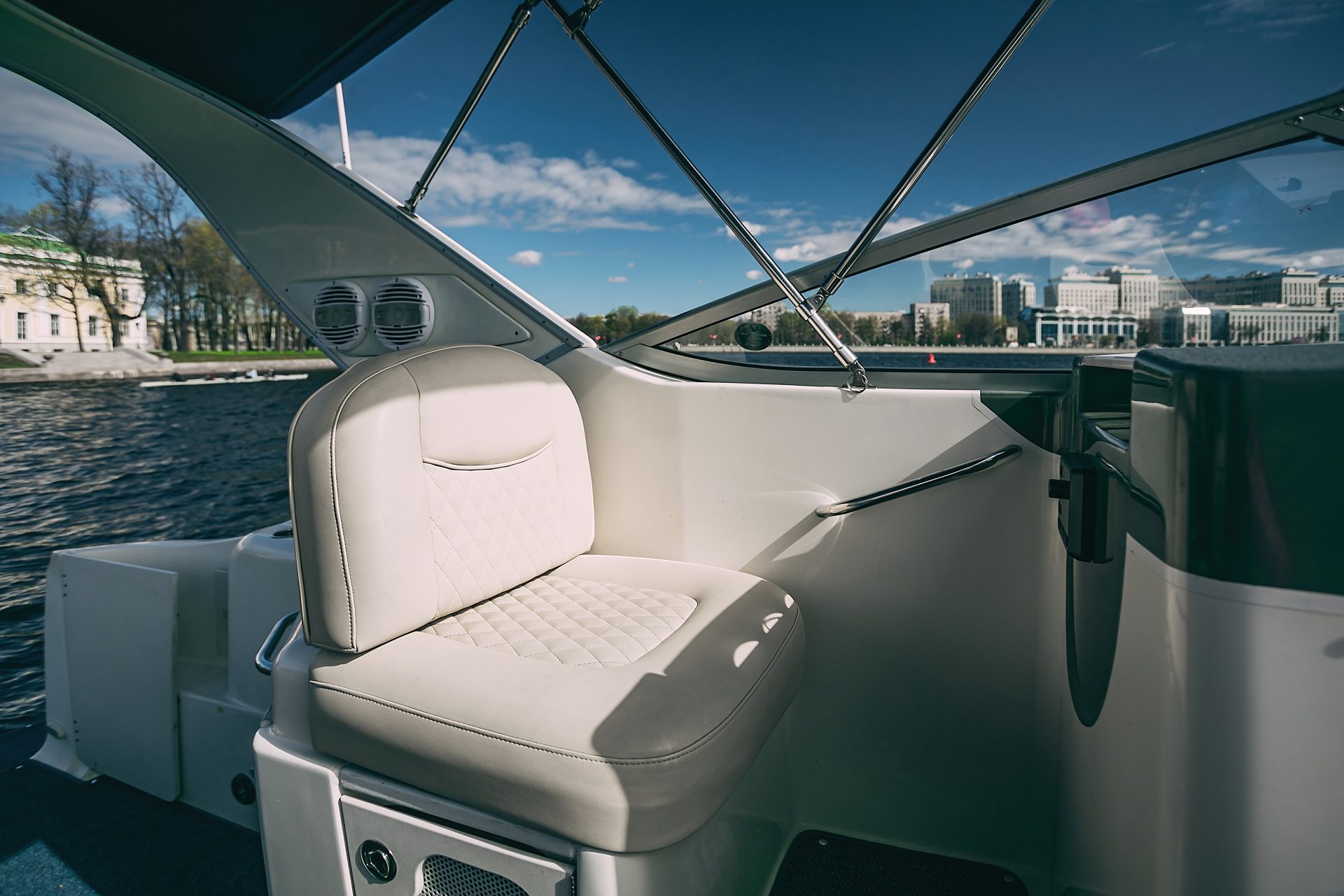 Катер Елена (Bayliner 305) — экстерьер у набережной Санкт-Петербурга