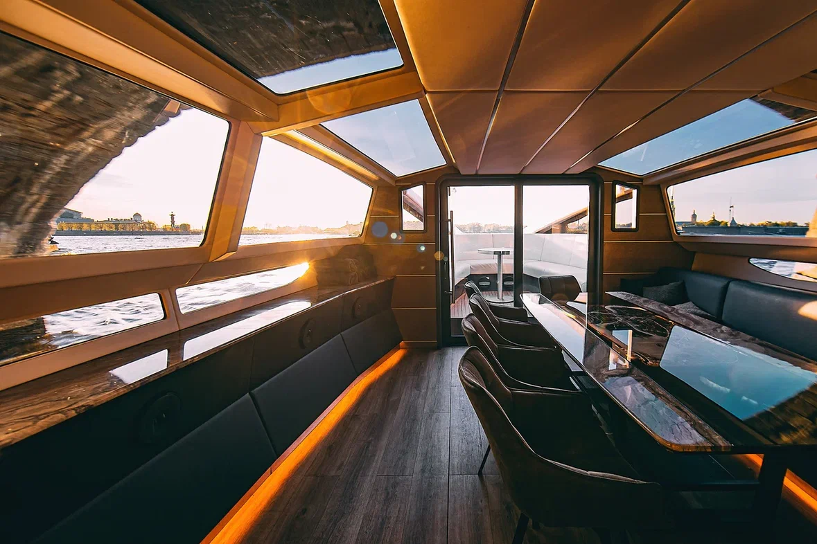 Яхта Амстердам (классика в СПб)