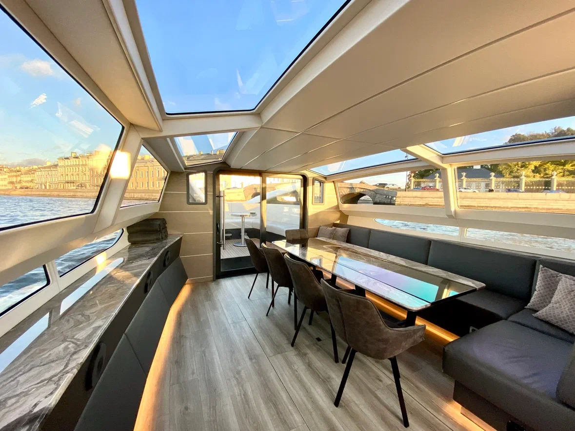 Яхта Амстердам (классика в СПб)