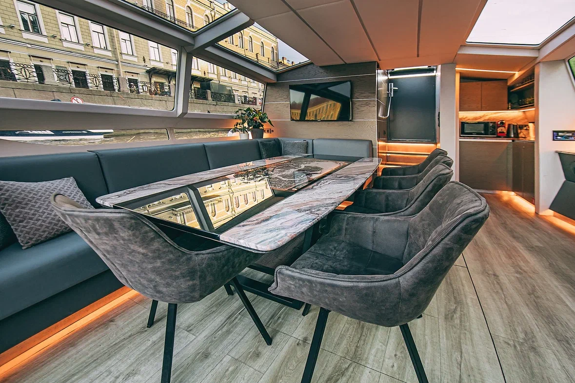 Яхта Амстердам (классика в СПб)