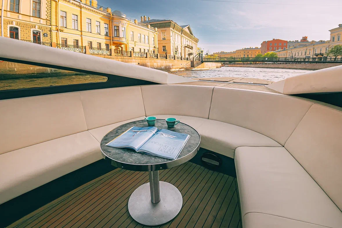 Яхта Амстердам (классика в СПб)