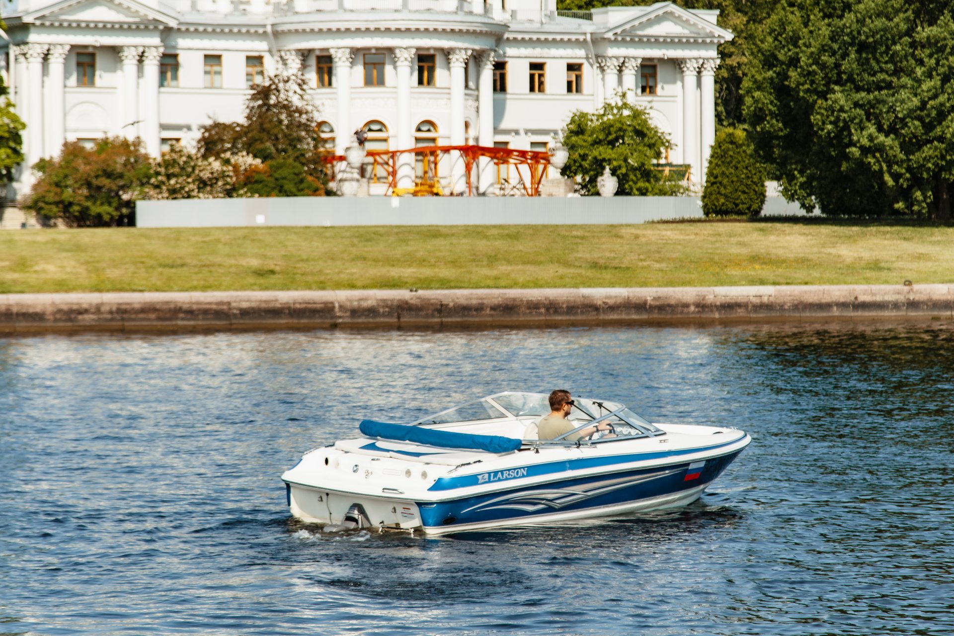 Катер Ларсон 180 (уютный и юркий)