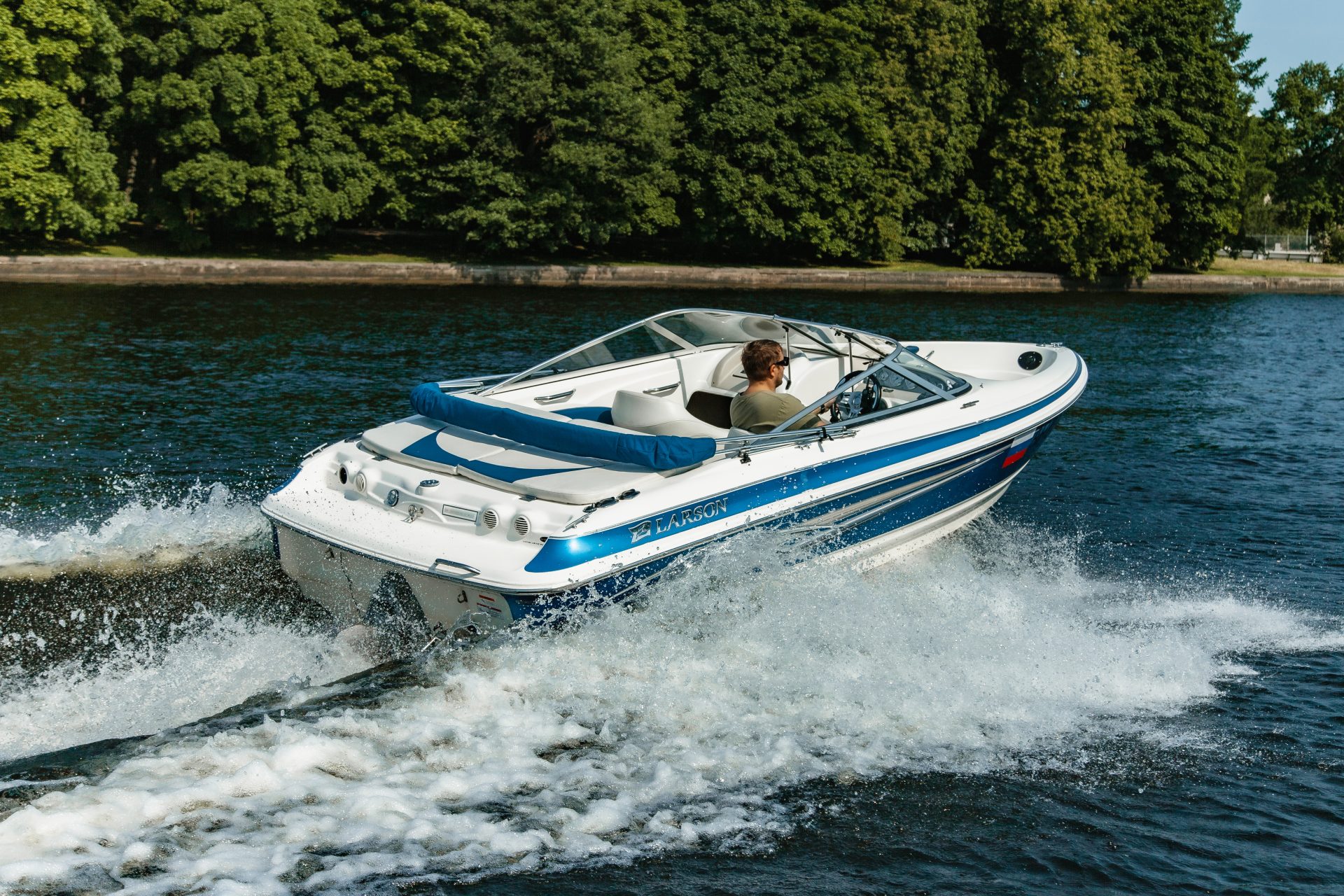 Катер Ларсон 180 (уютный и юркий)