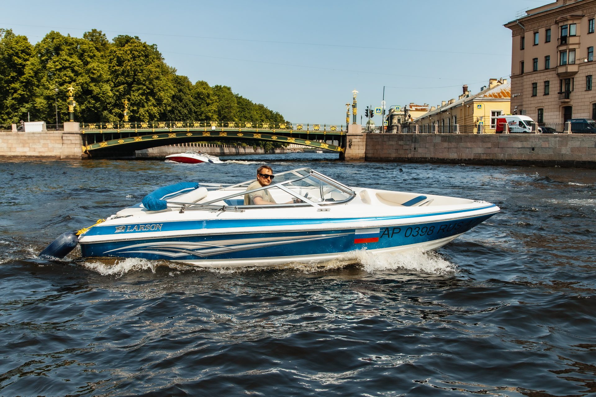 Катер Ларсон 180 (уютный и юркий)