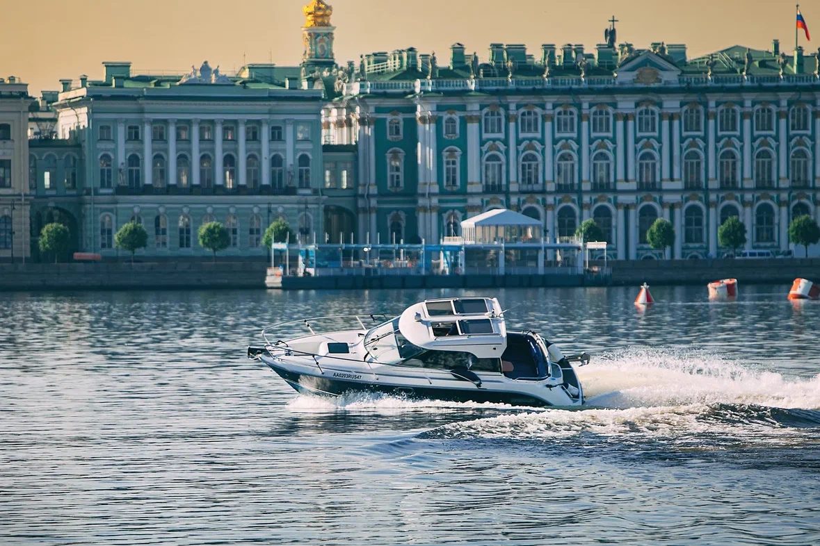 Катер Аквадор (теплый катер с каютой)