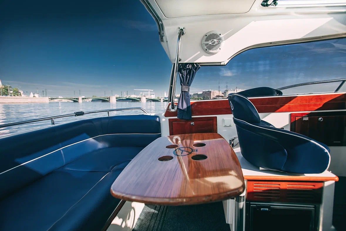 Катер Аквадор (теплый катер с каютой)