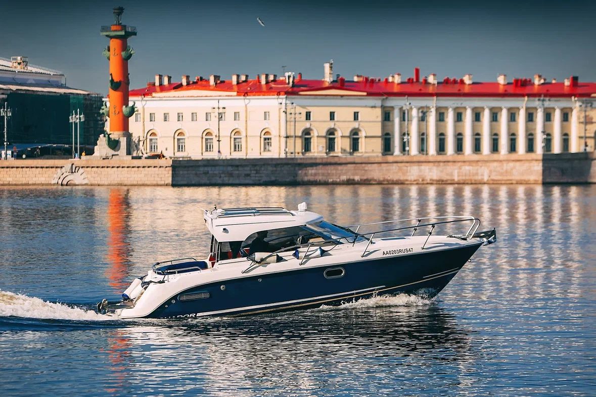 Катер Аквадор (теплый катер с каютой)