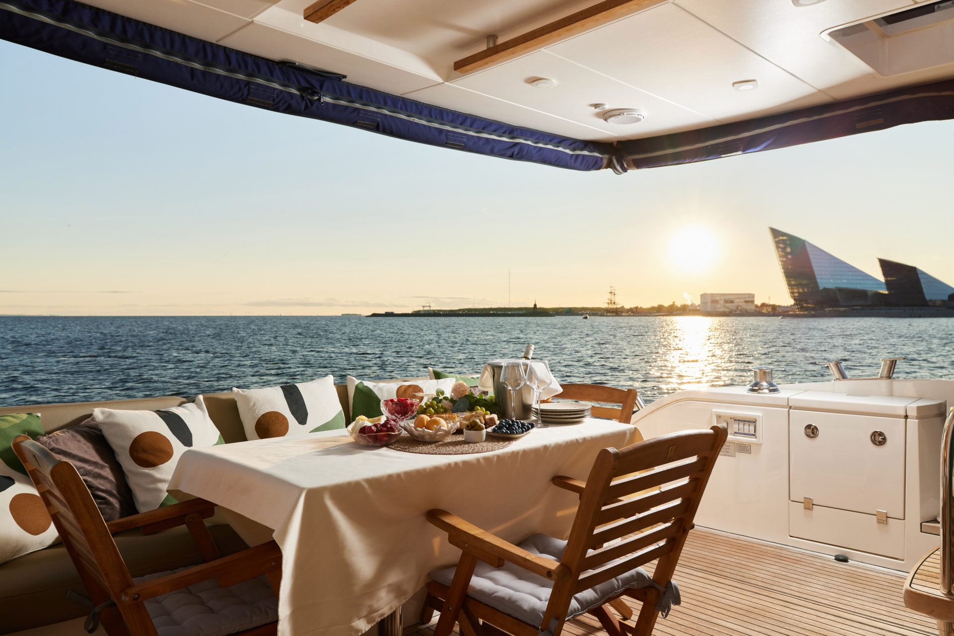 Яхта Fairline 65 «Санглара» (Luxury Flight)