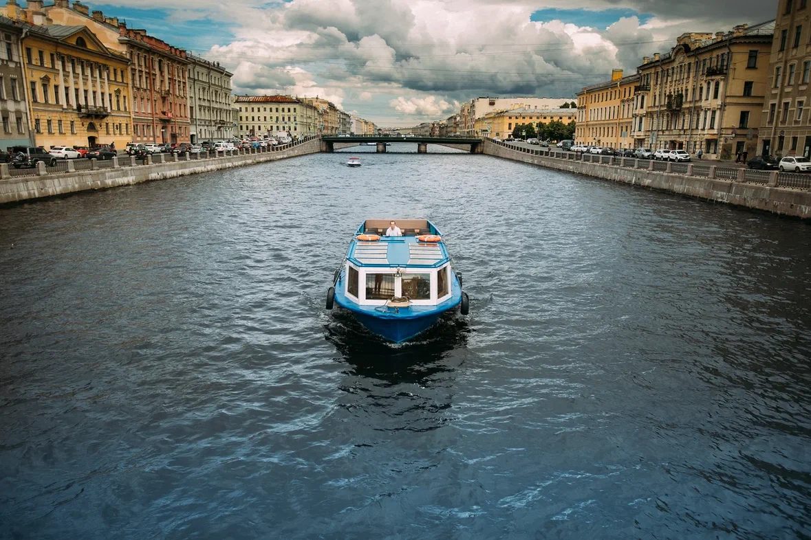 Теплоход Ижора (уютный теплоход на 11 гостей)