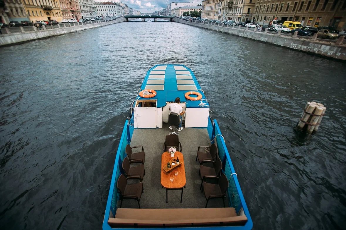 Теплоход Ижора (уютный теплоход на 11 гостей)