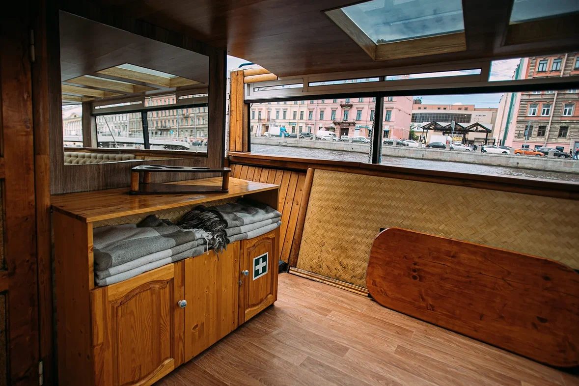 Теплоход Ижора (уютный теплоход на 11 гостей)