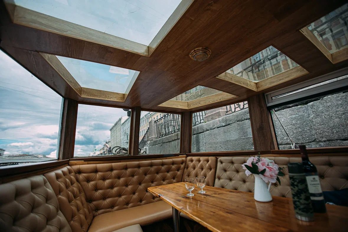 Теплоход Ижора (уютный теплоход на 11 гостей)