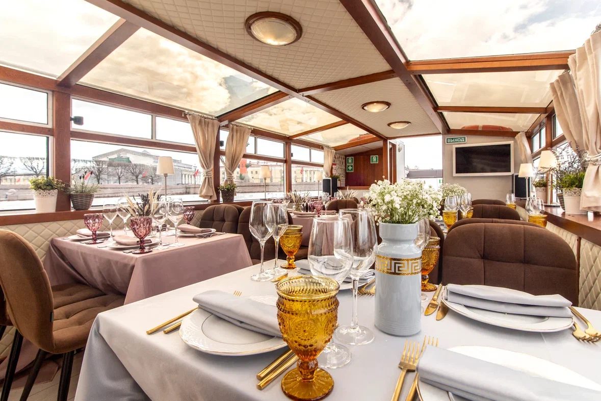 Катер Магеллан (просторный катер на 11 гостей)