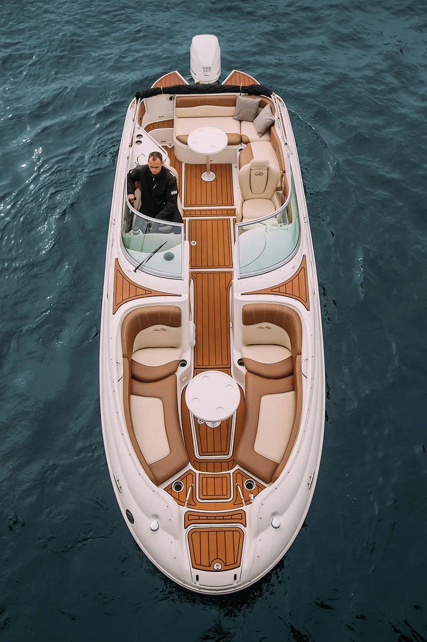 Катер Мокко (стильный катер для прогулок по Петербургу)