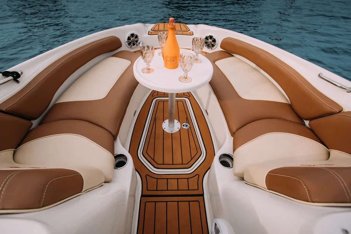 Катер Мокко (стильный катер для прогулок по Петербургу)