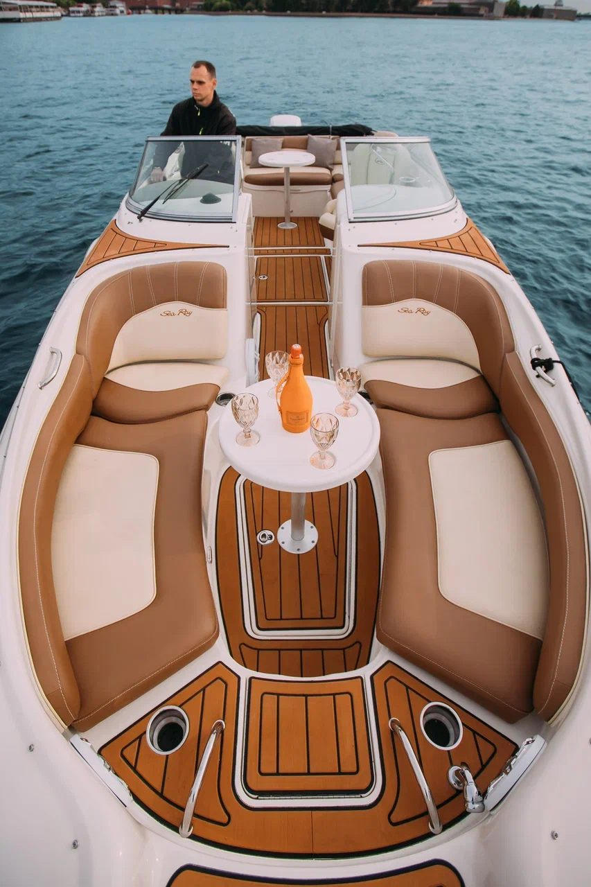 Катер Мокко (стильный катер для прогулок по Петербургу)