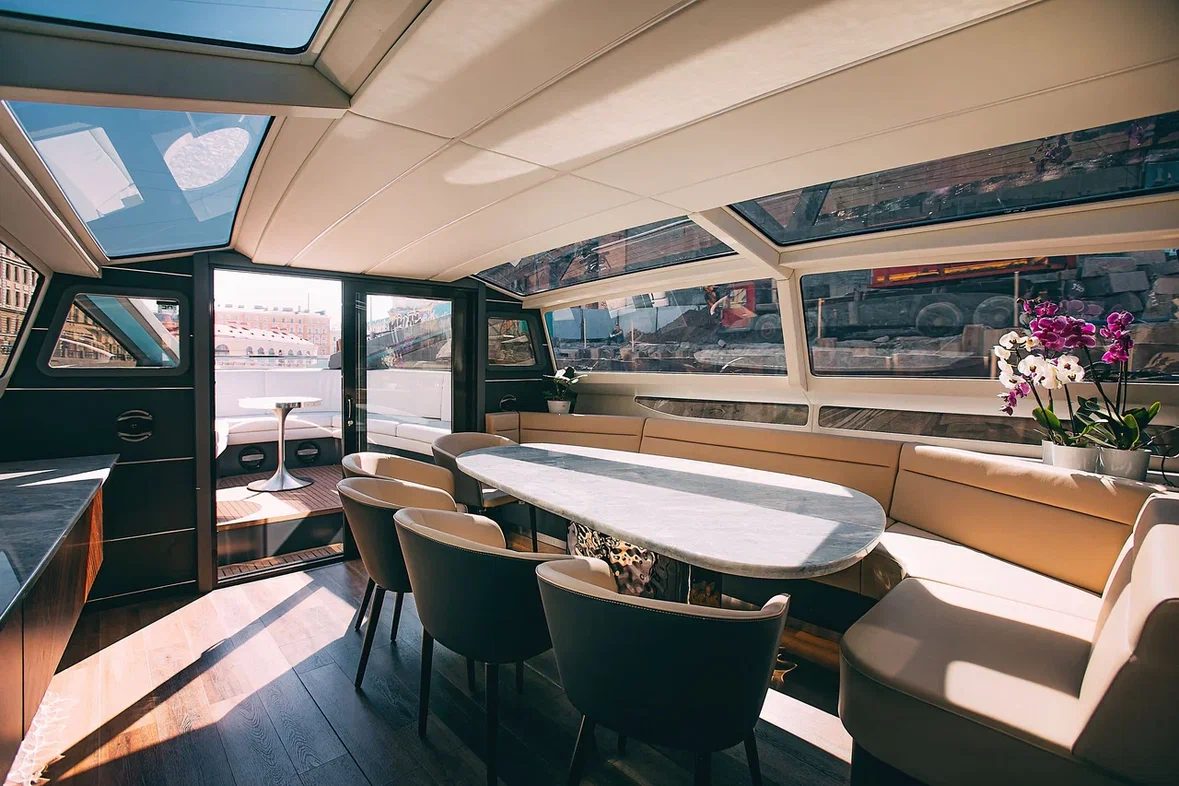 Яхта Monaco (дизайнерская Urban Yacht в центре)