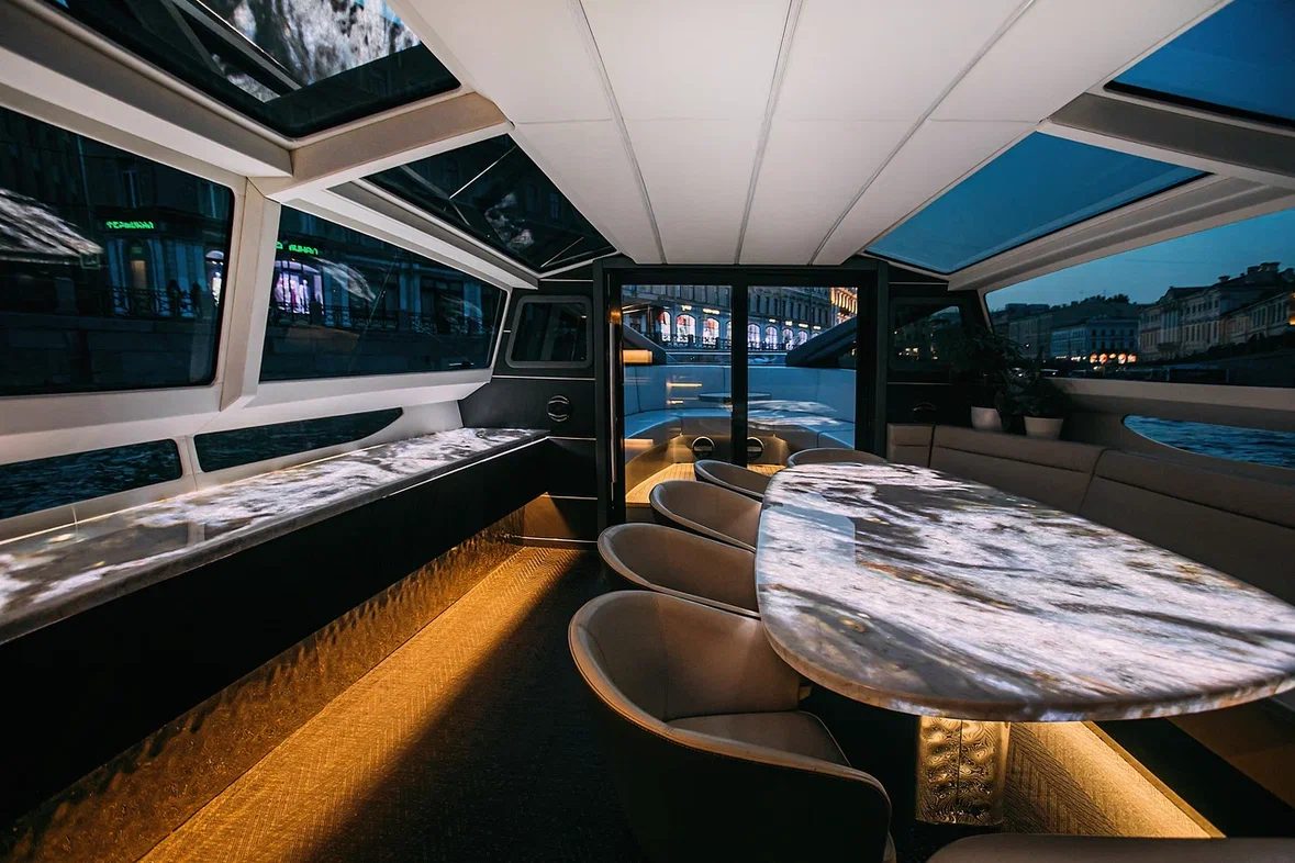 Яхта Monaco (дизайнерская Urban Yacht в центре)