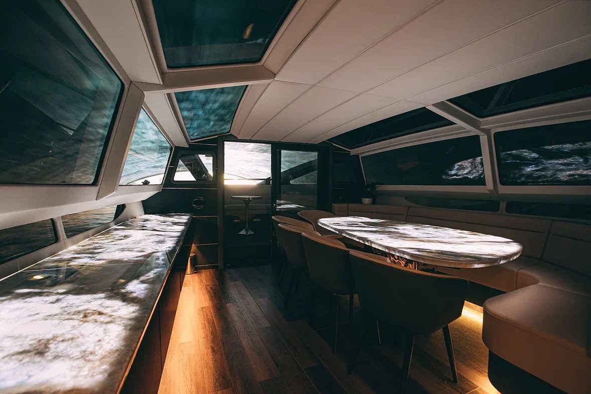 Яхта Monaco (дизайнерская Urban Yacht в центре)