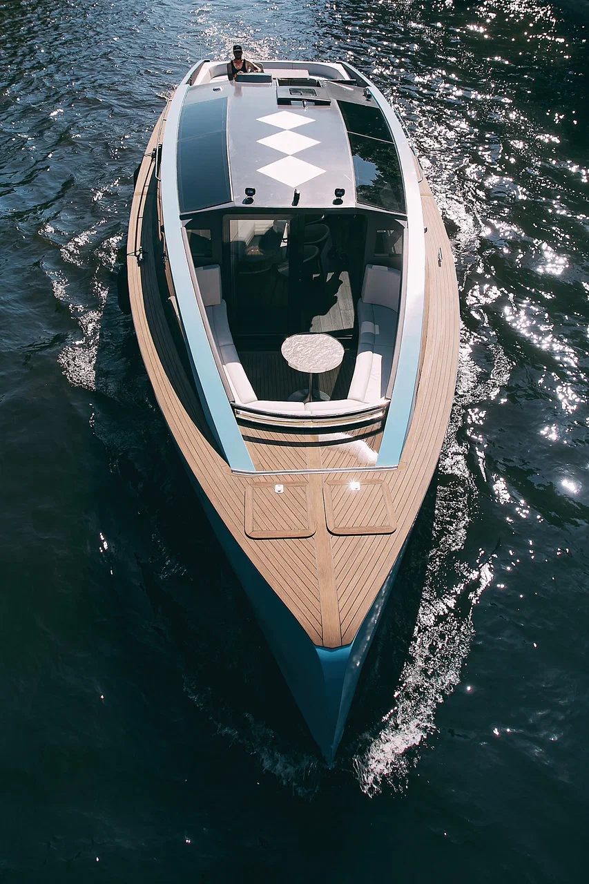 Яхта Monaco (дизайнерская Urban Yacht в центре)