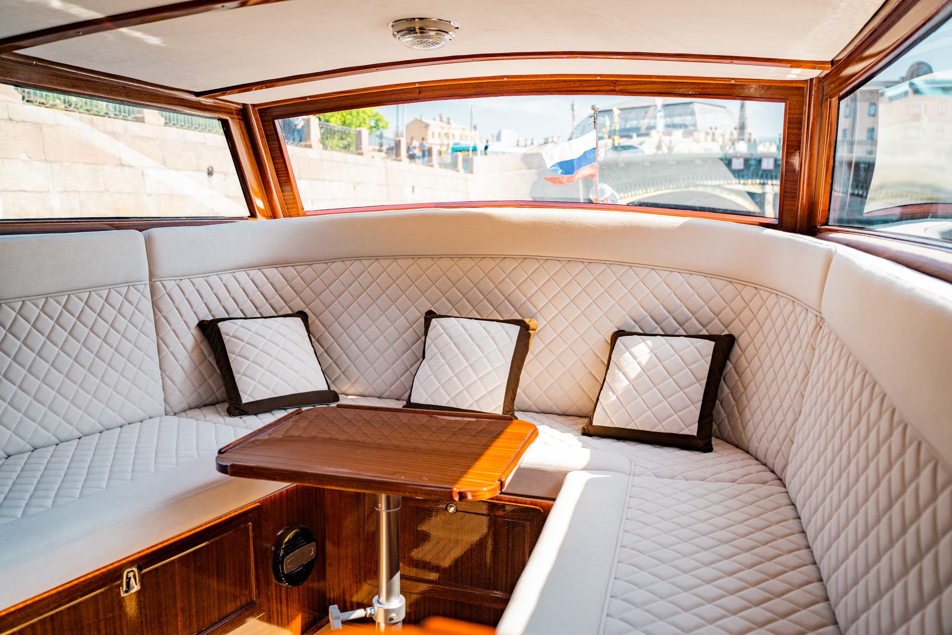 Катер Консул (венецианский катер с тёплым салоном)